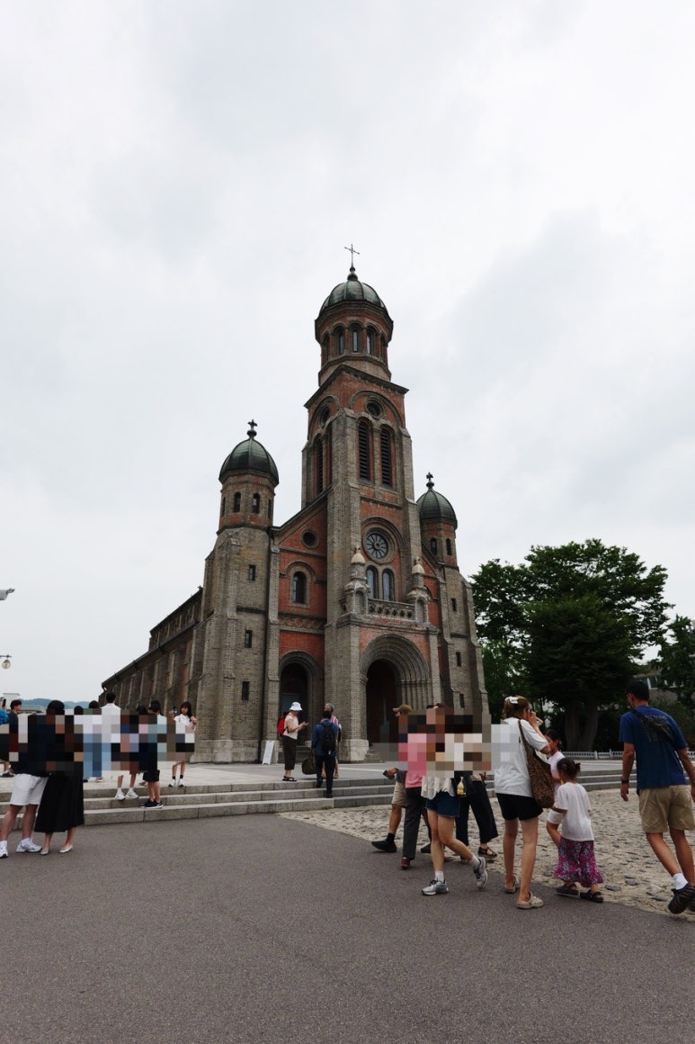 전주 전동성당의 붉은 벽돌 외관과 세 개의 탑
